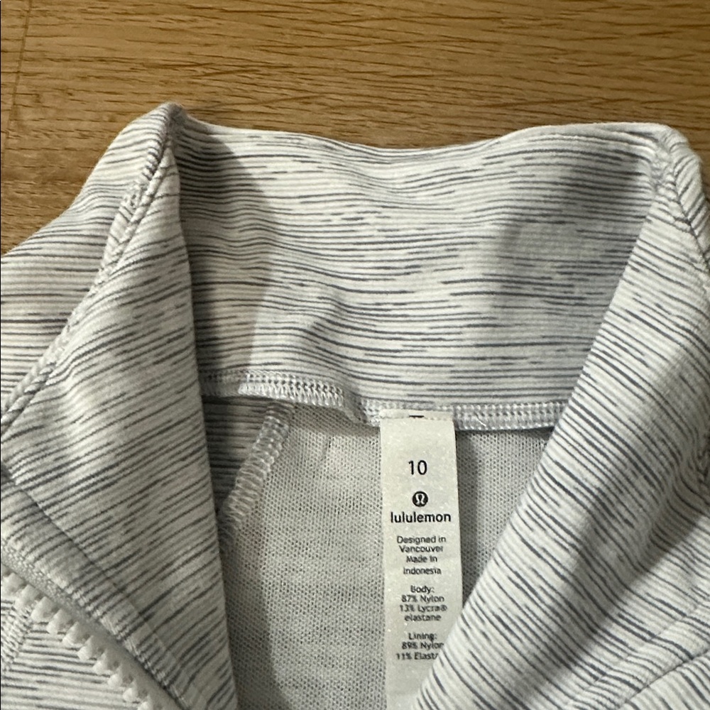 Lululemon jacket size 10 - Picture 5 of 9